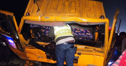 ঢাকা-টাঙ্গাইল মহাসড়কে ট্রাক-কাভার্ড ভ্যান সংঘর্ষ, নিহত দুই