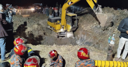 ২২ ঘণ্টাতেও উদ্ধার হয়নি রাজশাহীর তানোরে গর্তে পড়ে যাওয়া শিশু সাজিদ