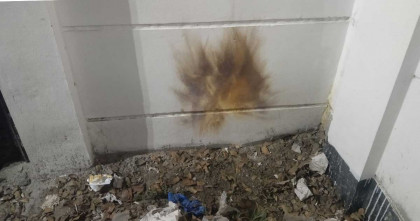 মানিকগঞ্জে জেলা জজের বাসভবনের গেইটে ককটেল বিস্ফোরণ