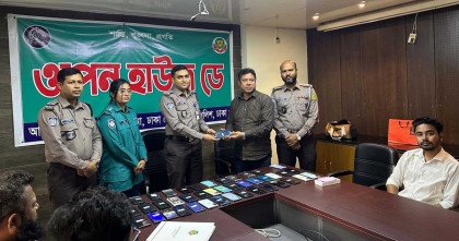 হারিয়ে যাওয়া ৪৩টি মোবাইল ফোন উদ্ধার করে প্রকৃত মালিকদের বুঝিয়ে দিলো পল্টন থানা পুলিশ