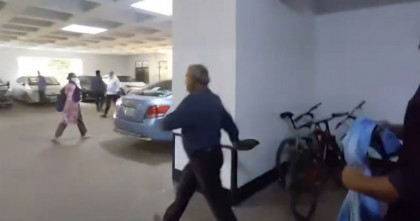 বিশ্ববিদ্যালয়ে এসে শিক্ষার্থীদের ধাওয়া খেয়ে পালালেন বয়কটে থাকা ঢাবি অধ্যাপক