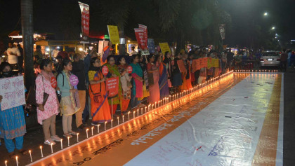 নারী নির্যাতন প্রতিরোধে মোমবাতি প্রজ্জ্বলন