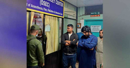 হাদিকে দেখতে গিয়ে কান্নায় ভেঙে পড়লেন হাসনাত