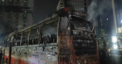 রাজধানীর বাড্ডা লিংক রোডে চলন্ত বাসে আগুন