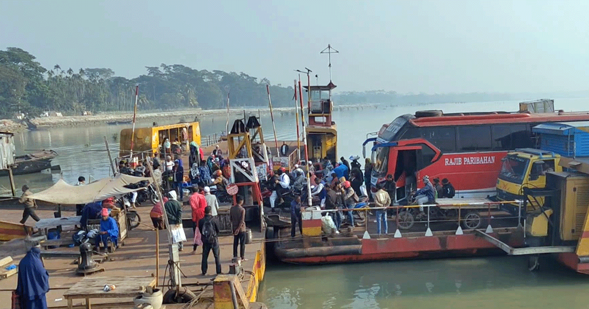 পিরোজপুরে ফেরি চলাচল ব্যাহত; হাজারো যাত্রীর ভোগান্তি