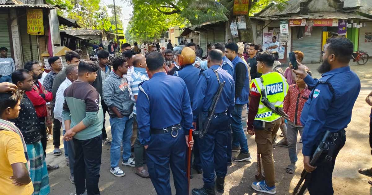 বালুঘাটের ভাগ নিয়ে বিএনপির দুপক্ষের মহড়া, এলাকায় আতঙ্ক