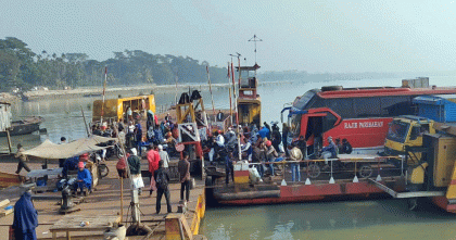 পিরোজপুরে ফেরি চলাচল ব্যাহত; হাজারো যাত্রীর ভোগান্তি