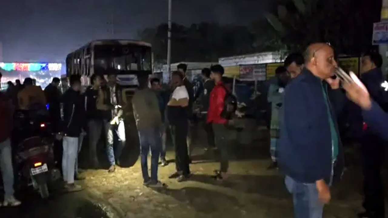 সাভারে বাসে আগুন