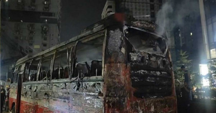 দুই দিনের ব্যবধানে বাড্ডায় ফের যাত্রীবাহী বাসে আগুন