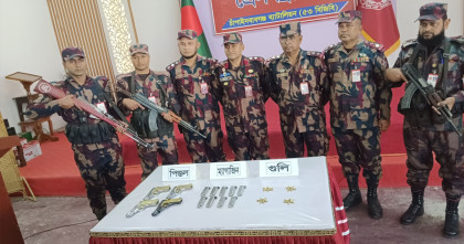 চাঁপাইনবাবগঞ্জ সীমান্তে ভারত থেকে আসা বিদেশি পিস্তল ও গুলি জব্দ