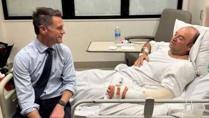 অস্ট্রেলিয়ায় হামলাকারীর অস্ত্র ছিনিয়ে নেওয়া ব্যক্তিটি কে?