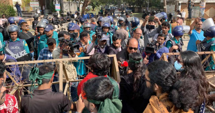 রাজশাহীতে ভারতীয় সহকারী হাই কমিশন কার্যালয় ঘেরাওয়ে পুলিশের বাধা