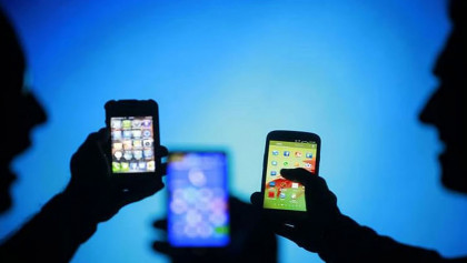 বাড়ছে মোবাইল-ইন্টারনেট; কমছে টেলিভিশনের দাপট