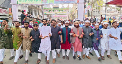 হাদি'কে হত্যার প্রতিবাদে কুমিল্লা'য় ছাত্র-জনতার বিক্ষোভ মিছিল সমাবেশ অনুষ্ঠিত