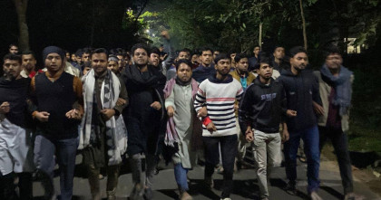 ওসমান হাদির হত্যার বিচারের দাবিতে মধ্যরাতে টায়ার জ্বালিয়ে নোয়াখালী সড়ক অবরোধ 