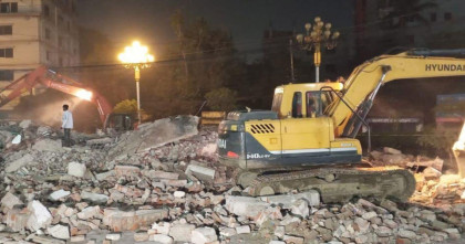 হাদির মৃত্যুর প্রতিবাদে রাজশাহীতে আওয়ামী লীগ অফিস গুঁড়িয়ে দিলেন বিক্ষোভকারীরা