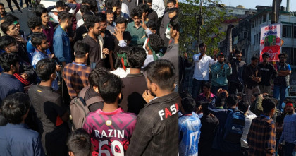 হাদি হত্যার প্রতিবাদে সাইন্সল্যাব মোড় অবরোধ শিক্ষার্থীদের