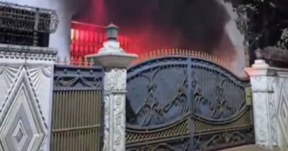 হাদির মৃত্যুর খবরে বান্দরবানে সা‌বেক মন্ত্রী বীর বাহাদু‌রের বাসায় আগুন