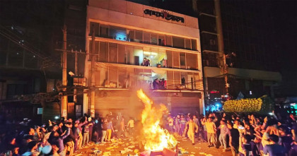 প্রথম আলো ও ডেইলি স্টার ভবনে ভাঙচুর ছাত্র জনতার