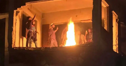 হাদির মৃত্যু: ধানমন্ডি ৩২ নম্বরে বিক্ষুব্ধ জনতার আগুন-ভাঙচুর