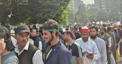 ওসমান হাদির নামাজে জানাজায় অংশ নিতে সংসদ ভবনের দক্ষিণ প্লাজায় হাজারো ছাত্র-জনতা  