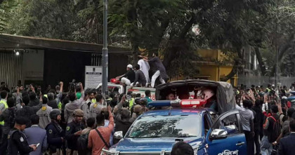 কবরস্থানে পৌঁছেছে শহীদ হাদির মরদেহ