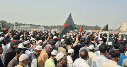 সংসদ ভবনের দক্ষিণ প্লাজায় প্রবেশ করলো হাজারো ছাত্র-জনতা