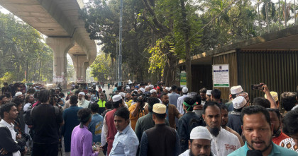 ওসমান হাদির কবরস্থান একনজর দেখতে উৎসুক জনতার ভিড়