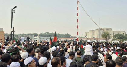 ওসমান হাদির জানাজা: কানায় কানায় পরিপূর্ণ মানিক মিয়া এভিনিউ 