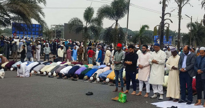 শোকের জনসমুদ্র সংসদ প্লাজা সড়কে জোহরের নামাজ আদায়