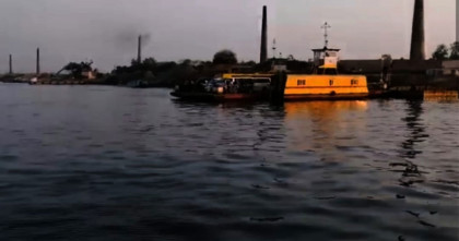 নারায়ণগঞ্জে ধলেশ্বরী নদীতে ফেরি দুর্ঘটনা: ট্রাকসহ পাঁচ যানবাহন পানিতে, একজন নিখোঁজ