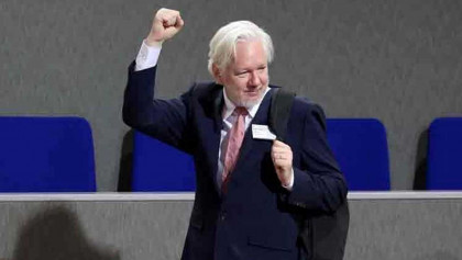 মাচাদোকে শান্তি পুরস্কার দেওয়ায় নোবেল ফাউন্ডেশনের বিরুদ্ধে অ্যাসাঞ্জের ফৌজদারি অভিযোগ দায়ের