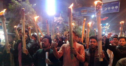 হাদির খুনিদের বিচারের দাবিতে ফেনীতে এনসিপির মশাল মিছিল 