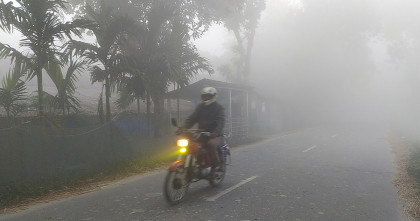 ঘন কুয়াশায় ছেয়ে গেছে তেঁতুলিয়া; আবারো কমলো তাপমাত্রা 