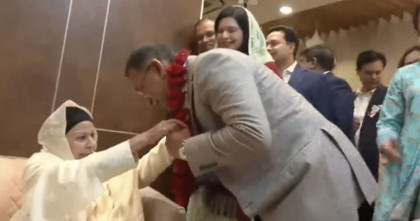 ফুলের মালা দিয়ে তারেক রহমানকে বরণ