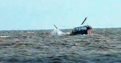 বঙ্গোপসাগরে ট্রলার ডুবি বাবা-ছেলে নিখোঁজ