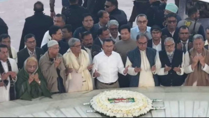 ১৯ বছর পর বাবার কবরের পাশে তারেক রহমান