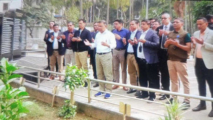 পিলখানা ট্র্যাজেডিতে শহীদ সেনা কর্মকর্তাদের কবর জিয়ারত করলেন তারেক রহমান