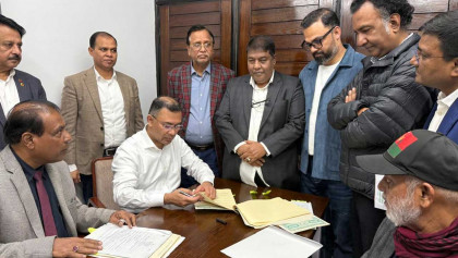 দুই আসনের মনোনয়পত্রে স্বাক্ষর করলেন তারেক রহমান