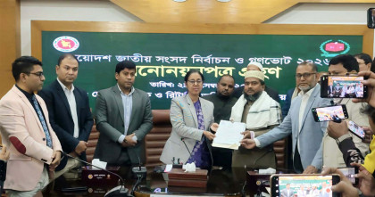 ভ্যানে চড়ে এসে মনোনয়ন দাখিল করলেন ঠাকুরগাঁও-১ আসনে জামায়াত প্রার্থী দেলাওয়ার