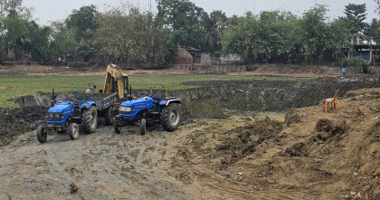 জয়পুরহাটে পুকুর সংস্কারের নামে মাটি বিক্রি; প্রশাসনের হস্তক্ষেপে ট্রাক্টর জব্দ