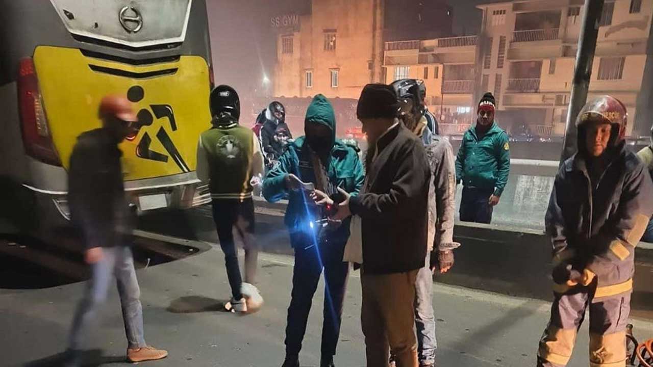 খিলগাঁও ফ্লাইওভারে কাভার্ডভ্যানের চাপায় পুলিশ সদস্য নিহত