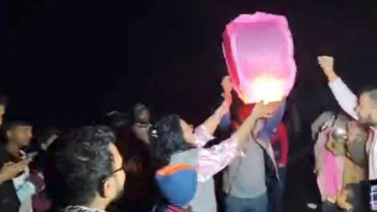 নিষেধাজ্ঞার পরও কক্সবাজার সৈকতে আতশবাজি-ফানুস উৎসব