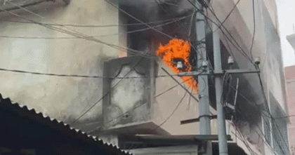 কুষ্টিয়ার বড়বাজার মার্কেটে আগুন; আধা ঘন্টার চেষ্টায় নিয়ন্ত্রণে 