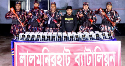 লালমনিরহাটে ২২ লক্ষ টাকার ভারতীয় মোবাইল ডিসপ্লে সহ আটক এক 