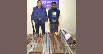 ফতুল্লায় বিপুল পরিমাণ দেশীয় অস্ত্রসহ ফাইটার মনির গ্রেপ্তার