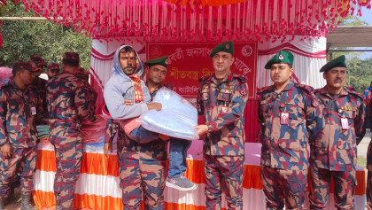 কনকনে শীতে স্বস্তি পেল সীমান্তবাসী, বিজিবির ৩০০ শীতবস্ত্র বিতরণ