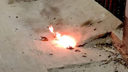 সাংবাদিকের বাড়িতে পেট্রোল বোমা নিক্ষেপ 