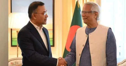 প্রধান উপদেষ্টাকে ফুলেল শুভেচ্ছা জানালেন তারেক রহমান