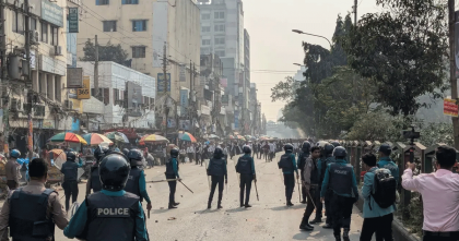 পুলিশের সঙ্গে ঢাকা কলেজের শিক্ষার্থীদের সংঘর্ষ, ইটপাটকেল নিক্ষেপ 